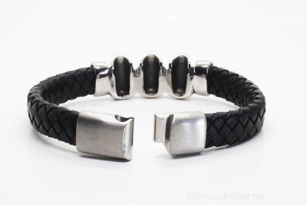 Lederarmband mit Totenköpfen